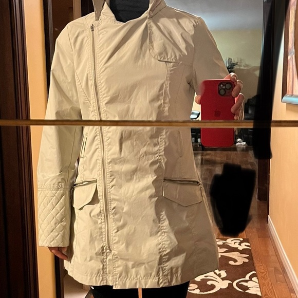 Suzy Shier Rain Coat 🧥 - Picture 9 of 15